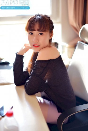 女生趴下打屁股的视频